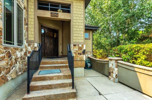 750 Fairway Ln, Orem, UT 84058-4007