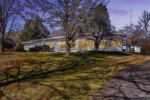 999 Monroe Tpke, Upper Stepney CT  06468-1929 exterior
