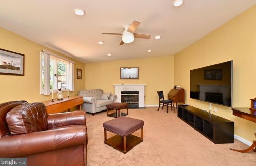 8513 Fairburn Dr, Springfield VA  22152-3225 exterior