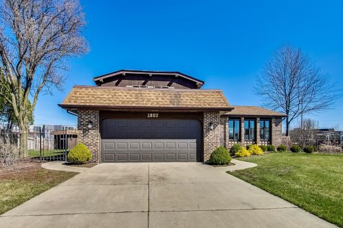 1802 Kings Point Dr, Addison IL  60101-1712 exterior