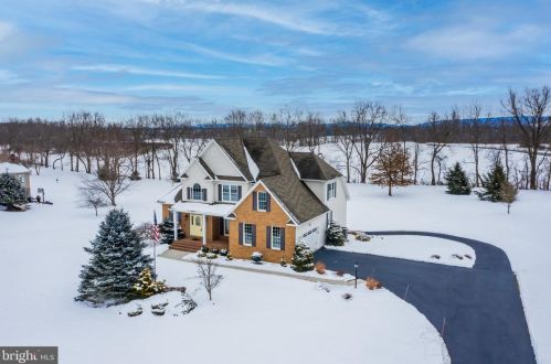 5 Linden Dr, Carlisle PA 17015-6906 exterior