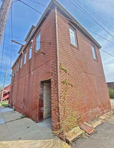 711 Hawthorne St, Vandergrift, PA 15690-1565