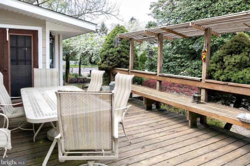 561 Crystal Lake Ave, Tavistock NJ 08033-2748 exterior