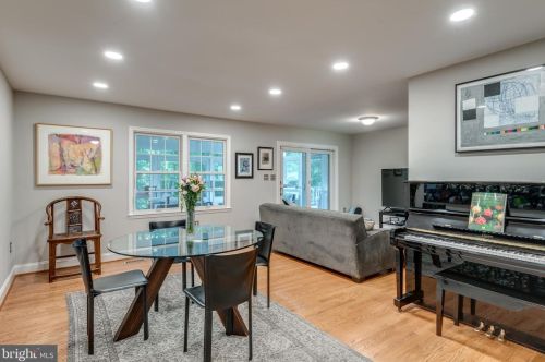 2333 Rosedown Dr, Herndon VA  20191-1631 exterior