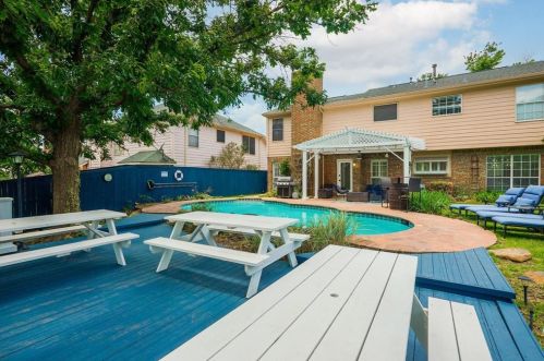 8428 Creekbluff Dr, Dallas TX  75249-3608 exterior