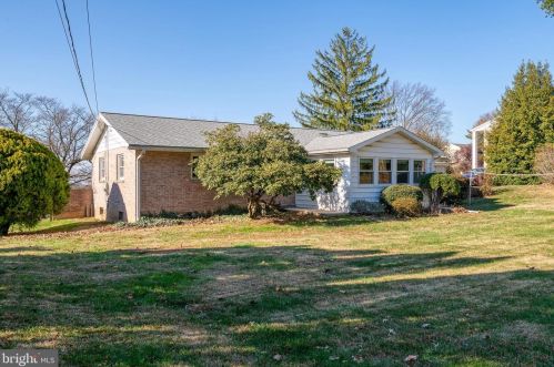 1035 Devonshire Rd, Lancaster PA  17601-1610 exterior