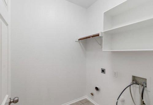 950 Grn Pond Dr, Garland TX 75040-1075 exterior