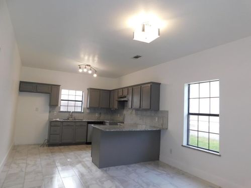 1305 Main St, Carrollton TX  75006-4033 exterior