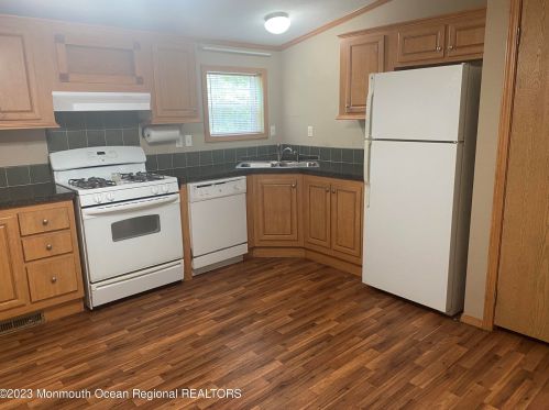 27 Pine Cone Ln, Cedar Bonnet Island, NJ 08050-3076