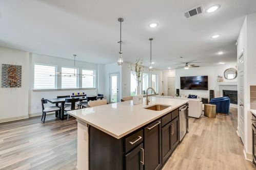 1557 Jackson St, Carrollton TX 75006-6253 exterior