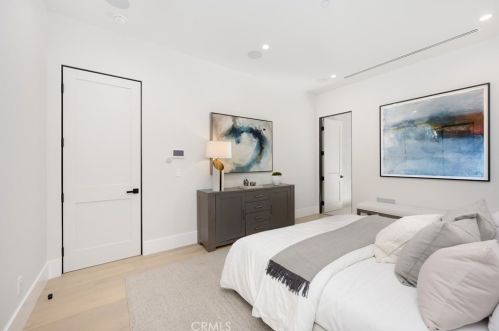 15442 Camarillo St, Van Nuys CA  91403-1039 exterior