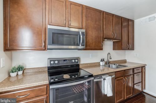 8331 Moline Pl, Springfield VA  22153-3313 exterior