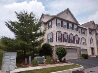 2756 Hunters Crest Dr, York, PA 17402-8526