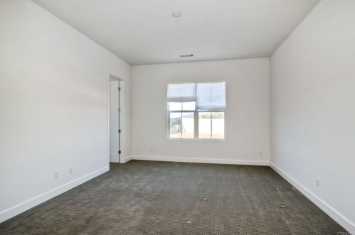 1833 Sugarbush Dr, Vista CA 92084 exterior