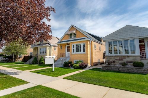 5523 Meade Ave, Chicago, IL 60638-2615
