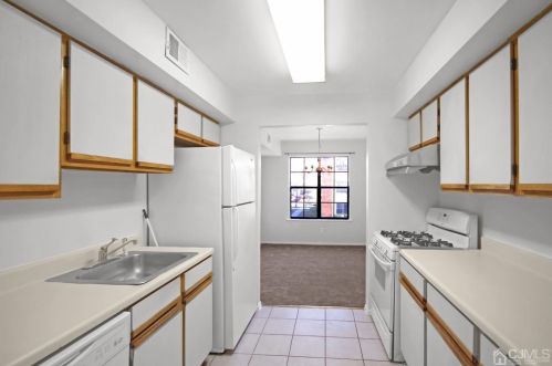 18 Malvern Way, Edison, NJ 08817-3781