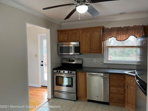 120 Irwin Pl, Middletown NJ  07748-2348 exterior