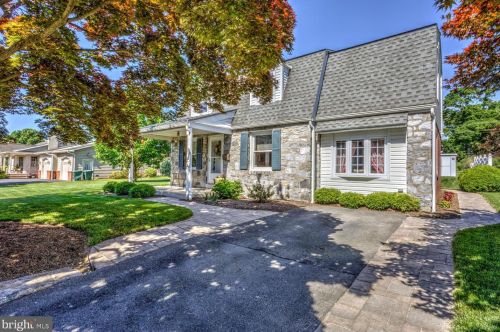 212 Penn Ave, Ephrata, PA 17522-1730