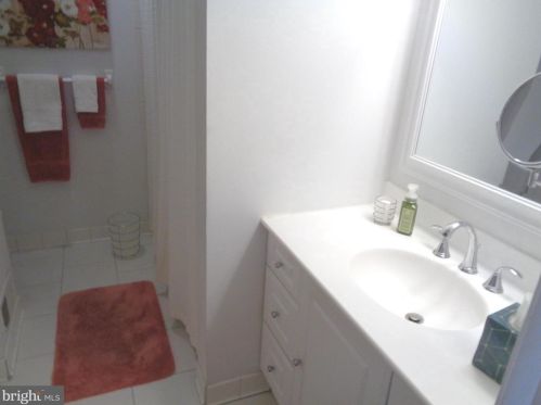 38 Topaz Ln, Trenton NJ 08690-3614 exterior