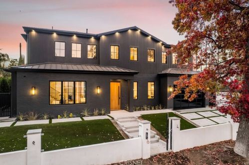 4541 Dempsey Ave, Van Nuys, CA 91436-3136