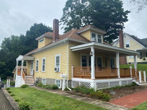 8 Crescent St, Derry, NH 03038-1806