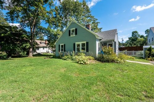 6 Ledyard Ln, Gales Ferry, CT 06335-1453