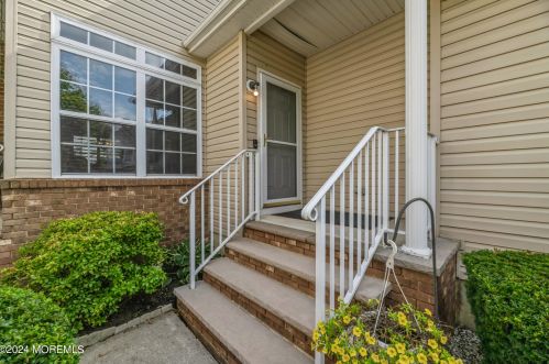 5 Thoreau Ct, East Windsor, NJ 08520-4682