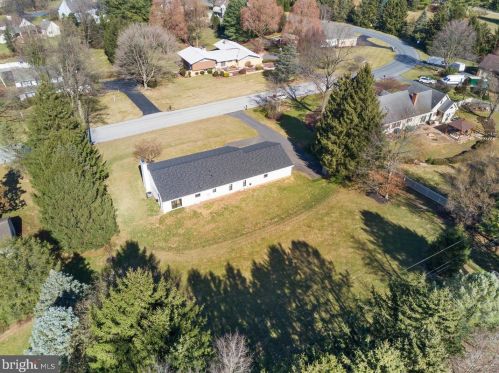 2146 Stonecrest Dr, Lancaster PA  17601-5437 exterior