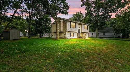 18 Oakhurst Ave, Warwick, RI 02889-9004