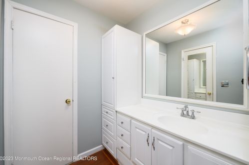 25 Malibu Dr, Tinton Falls NJ 07724-2542 exterior