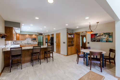 6529 Bentley Ave, Willowbrook IL 60527-1832 exterior