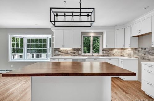 8 Captains Watch, Huntington CT  06484-5914 exterior