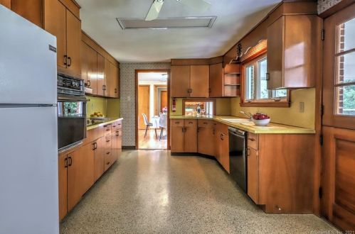 91 Wrinn St, Wallingford CT  06492-3141 exterior