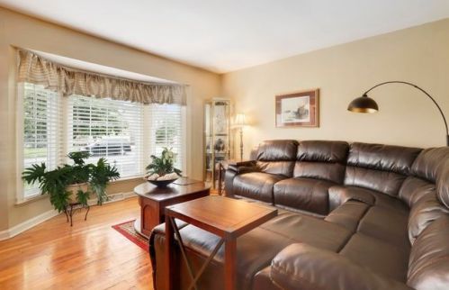 136 Oak Ave, Wood Dale, IL 60191-2036