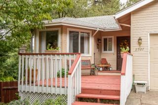2527 Hawkins Ln, Eugene, OR 97405-1282