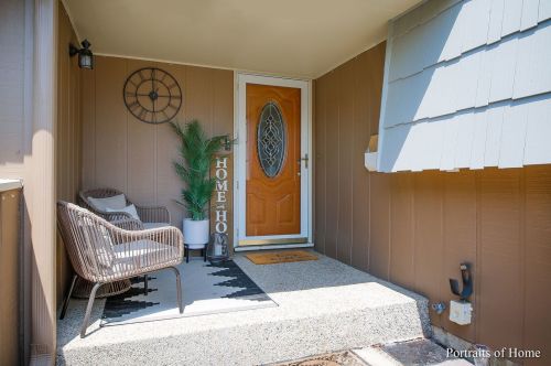 640 Burgundy Ct, Elk Grove Vlg, IL 60007-7402