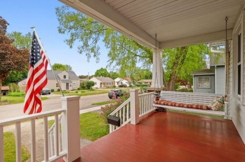 231 Charles St, Carpentersville, IL 60110-1953