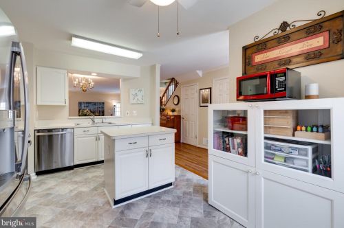 8725 Stone Hill Pl, Springfield VA  22153-1718 exterior