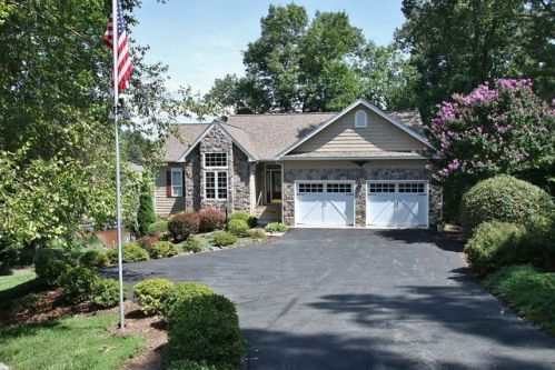 689 Boxwoodgreen Dr, Wirtz, VA 24184-2704