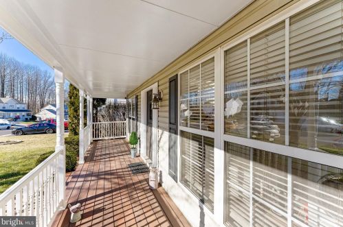 5726 Rhode Island Dr, Woodbridge VA  22193-3824 exterior