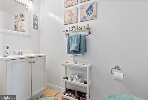 6110 Hegerman St, Philadelphia PA 19135-2805 exterior