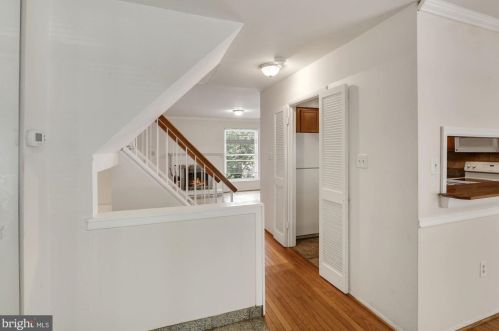 6060 Hollow Knoll Ct, Springfield VA  22152-1421 exterior