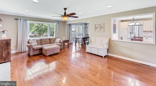 74 Wolf Dr, Trenton NJ 08610-1125 exterior