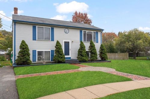 8 Linda Cir, Warwick, RI 02886-5122