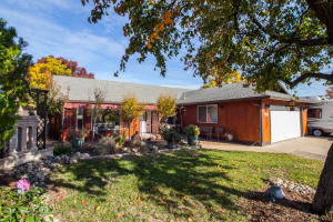2554 Capella St, Redding, CA 96002-3400