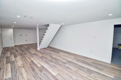 5 Walnut Ave, Huntington CT  06484-2913 exterior