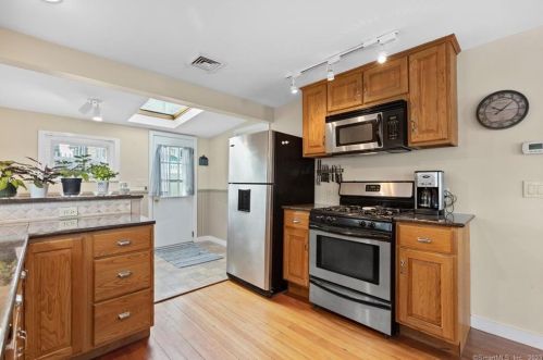 6 Center St, Niantic CT  06357-2658 exterior