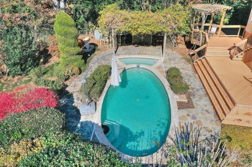 4086 Haverhill Dr, Atlanta GA  30342-3818 exterior