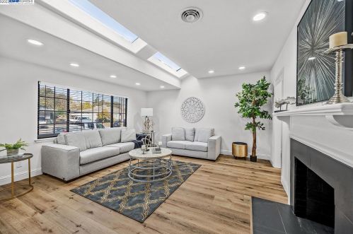1480 Apple Dr, Concord, CA 94518-3103