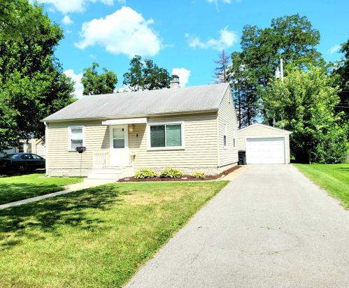 8 Walnut Pkwy, Crown Point, IN 46307-3825